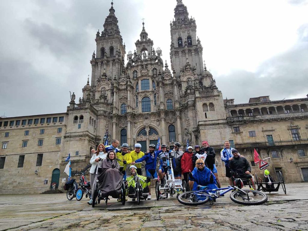 Uno de los Caminos grants Summer 2024 la concha, with pilgrims on bikes and wheelchairs.